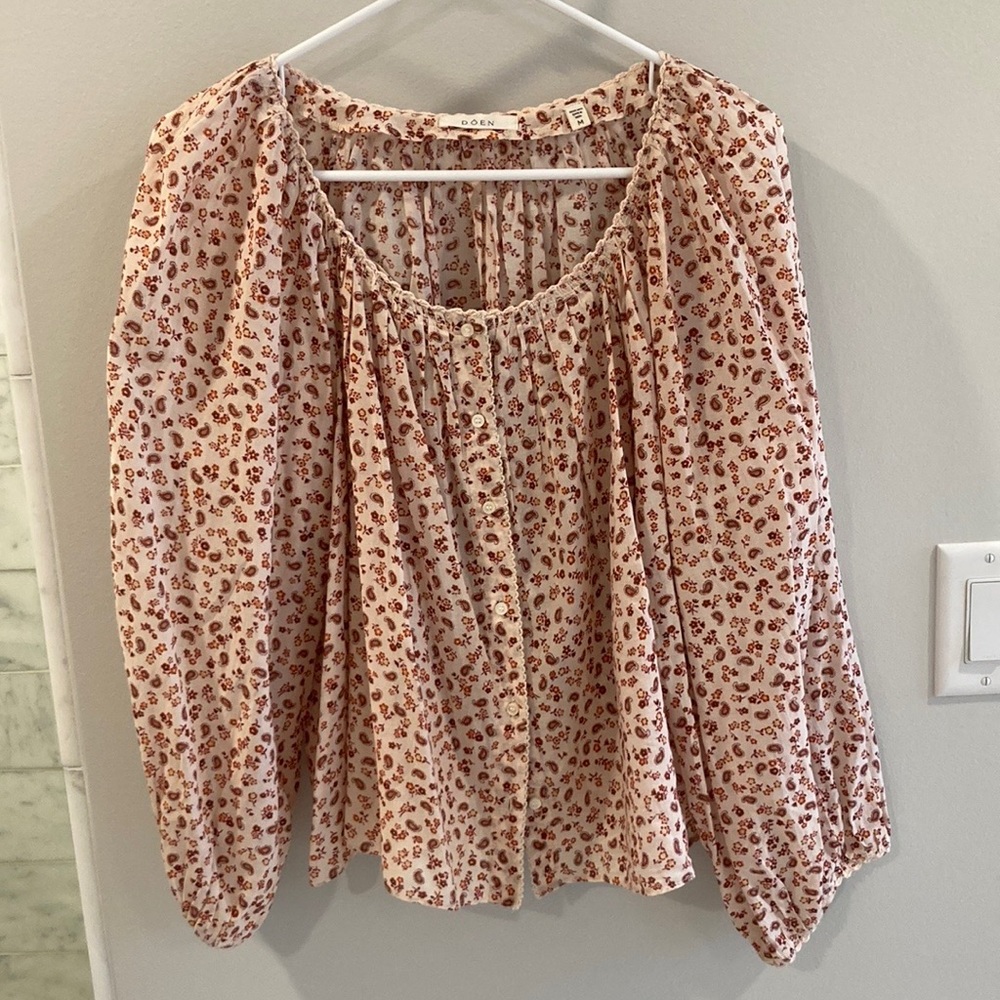 Doen Jacqui Top, in rust songbird paisley, size M.